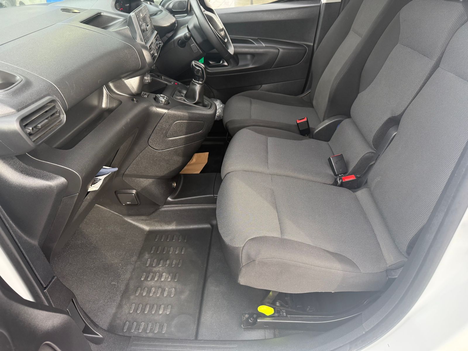 2021 PEUGEOT PARTNER 1.5L Diesel Manual Van - Thumbnail 20