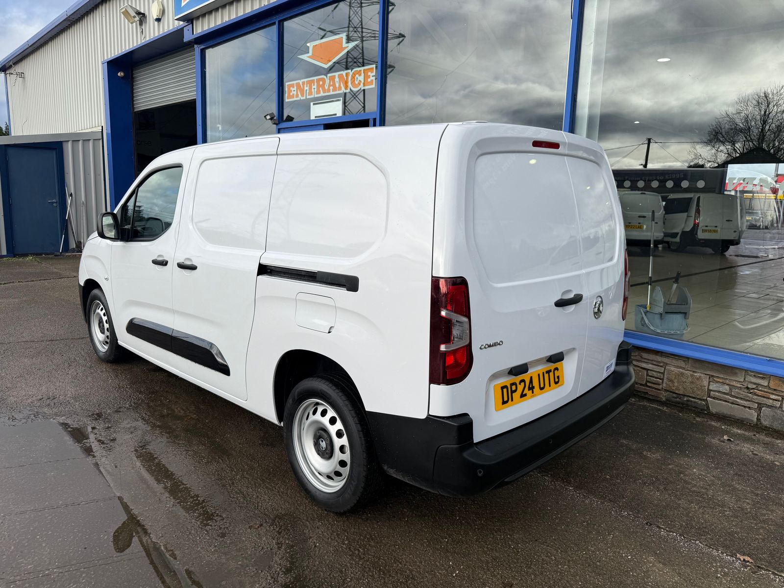 2024 Vauxhall Combo 1.5L Diesel Manual - 9,000 Miles - Thumbnail 10